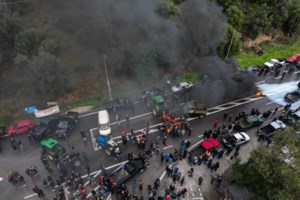 Θεσσαλονίκη: Αγρότες έκλεισαν την έξοδο για το αεροδρόμιο Μακεδονία στην ΕΟ Μουδανιών