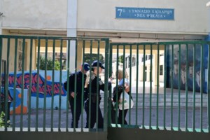 Πρόστιμο 300 ευρώ σε μουσικούς του δρόμου που έπαιζαν μπροστά στον Λευκό Πύργο -Τι προβλέπει η νομοθεσία