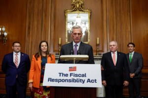 ΗΠΑ: Νέο ατύχημα και πτώση για τον Τζο Μπάιντεν - Σκόνταψε και έπεσε κάτω σε εκδήλωση αποφοίτησης [Βίντεο] - εικόνα 2