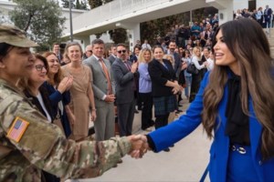 Στο Προεδρικό Μέγαρο η Κίμπερλι Γκίλφοϊλ: Ο διάλογος για Μύκονο και Σαντορίνη με Τασούλα [εικόνες - βίντεο] - εικόνα 8