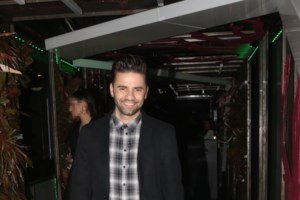 Ο Αλέξης Γεωργούλης μένει σπίτι και παίζει Metallica μπροστά στο τζάκι [βίντεο]