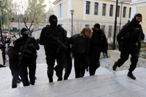 Νέα Σμύρνη: Αυτός είναι ο 30χρονος "Ινδιάνος" - Ενώπιον της ανακρίτριας για την επίθεση στον αστυνομικό [Εικόνες] - εικόνα 5