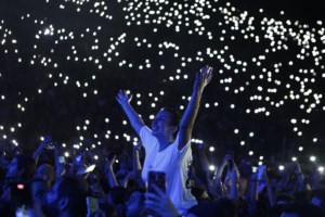 Τέμπη: Συγκινημένη η Μαρία Καρυστιανού στη συναυλία - "Όχι, δεν ξεχνάμε, δεν θα ξεχάσουμε ποτέ" [εικόνες] - εικόνα 5