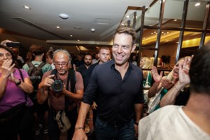 "Κι εγώ εδώ είμαι - Καμιά σοβαρή κουβέντα θα πούμε;": Ο Πολάκης απαντά στον Κασσελάκη με παρόμοια φωτό
