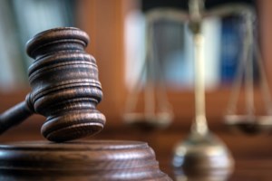 Εμπρηστική επίθεση σε δύο ΙΧ αυτοκίνητα στο κέντρο της Αθήνας – Κάηκε δέντρο, κινδύνεψε πολυκατοικία