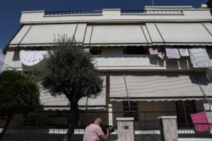 Απίστευτο: Αστυνομικός νοίκιαζε τον ασύρματό του σε διαρρήκτες - "Ταρίφα" 2.000 ευρώ τον μήνα - εικόνα 2
