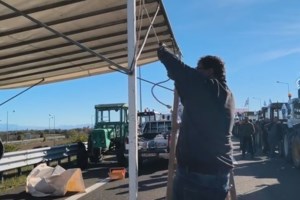 Κιλκίς: Αγρότες απέκλεισαν με τα τρακτέρ τους το τελωνείο των Ευζώνων [βίντεο]