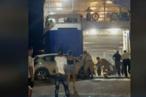 Άνδρος: "Ένιωσα ότι θα πέσω στη θάλασσα"- Τι λέει η 26χρονη οδηγός που βρέθηκε στον "αέρα" το αυτοκίνητό της - εικόνα 3