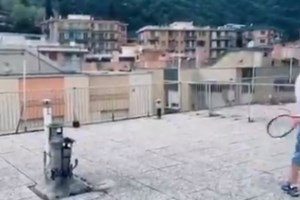 Απίστευτος Τσιτσιπάς: Παίζει τένις με ένα ...τηγάνι και "προκαλεί" Έλληνες αθλητές [βίντεο]