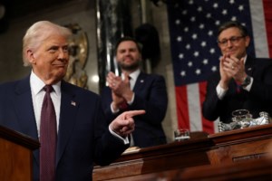 Κογκρέσο: Πέταξαν έξω Δημοκρατικό βουλευτή που φώναζε και αποδοκίμαζε στην ομιλία του Τραμπ [εικόνες - βίντεο] - εικόνα 5