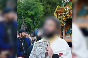 Βριλήσσια: Πληθαίνουν οι καταγγελίες για τον παπά που φέσωσε επιχειρηματίες - Τον πέτυχαν σε... νεκροταφείο