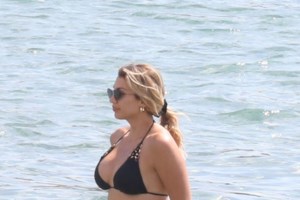 Η Κωνσταντίνα Σπυροπούλου κάνει μπάνιο στην πισίνα της στη Μύκονο και... ζαλίζει [Βίντεο] - εικόνα 2