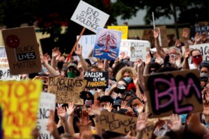 Εικόνες "Φαρ Ουέστ" στη Μινεάπολη - Ένας νεκρός και 11 τραυματίες από πυροβολισμούς