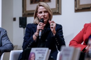 Ζεστή και στιλάτη στην Πάτμο: Η Μπαλατσινού φόρεσε ιδανικά τo must have γκρι denim με μαύρο πουλόβερ - εικόνα 7