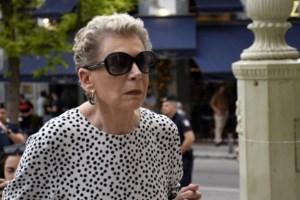 Το νέο look της Ελενας Ακρίτα στη Βουλή: Ανανεωμένη με στιλ και φινέτσα