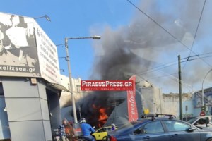 Φωτιά σε κτίριο στα Πατήσια - Απεγκλωβίστηκε γυναίκα τα ξημερώματα