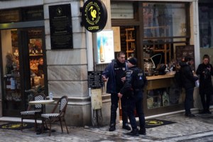 Ερμού: "Διαμελισμένο" το μπουφάν της 22χρονης, για ένα εκατοστό δεν βρήκε καρδιά- Πώς πέρασε στην Ελλάδα ο Ιρακινός - εικόνα 4