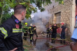 Φωτιά σε ΙΧ στη Λεωφόρο Βουλιαγμένης - Σε κατάσταση σοκ ο οδηγός [βίντεο]