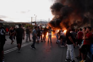 Επεισόδια στον Ασπρόπυργο: Ρομά έκαψαν λάστιχα - Άνοιξε η Λεωφόρος ΝΑΤΟ