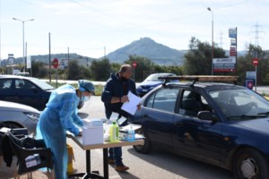 Αυτοψία Χαρδαλιά και Αρκουμανέα στην Ελευσίνα – Συνεχίζονται τα rapid test στην Δυτική Αττική