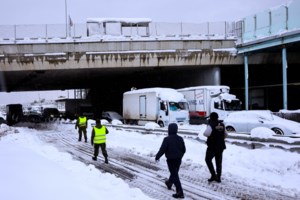 Εικόνες χάους και "προσφυγιάς" στον Προαστιακό: Πολίτες και μικρά παιδιά πηδούν στις ράγες για να μπουν σε έναν συρμό - εικόνα 3