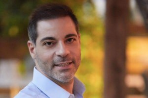 Επιμένει ο δήμαρχος Αλίμου: Με απειλούν οι μπράβοι των μαγαζιών της παραλιακής - Λένε "να του δώσουμε ένα καλό μάθημα"