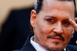 Τζόνι Ντεπ: Η αυτοπροσωπογραφία του ηθοποιού στην πιο ζοφερή περίοδο της ζωής του με την Άμπερ Χερντ [εικόνα]