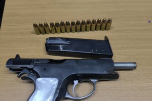 Αυτός είναι ο γνωστός οδηγός αγώνων ταχύτητας με το όπλο- Τον έκαψε η Porsche με ξένες πινακίδες- Υποθέσεις απάτης για πολυτελή αμάξια