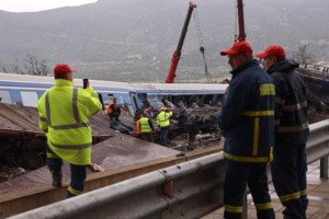 Πάτρα: Παραλίγο δυστύχημα με ρομποτικό τρένο και ΙΧ - Δεν κατέβηκαν οι μπάρες [εικόνες]