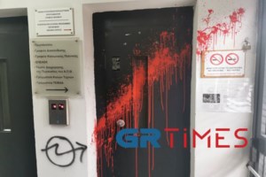 Θεσσαλονίκη: Έσπασε αγωγός στο κέντρο - Με σκούπες οι καταστηματάρχες για να μη μπουν τα νερά μέσα [Βίντεο]