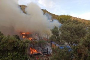Νέα επεισόδια στο ΚΥΤ της Σάμου - Φωτιές και πετροπόλεμος μεταξύ μεταναστών [βίντεο - εικόνες]