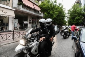 Γιάννενα:  Άνδρες της ΔΙΑΣ κράτησαν ΙΧ με τα χέρια τους πριν τουμπάρει σε χαντάκι και έσωσαν την οδηγό [Εικόνα]