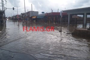 "Αιωρούμενο" σχολείο στην Άρτα: Υποχώρησε τοίχος από την έντονη βροχόπτωση [εικόνες]