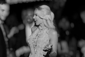 Κωνσταντίνα Σπυροπούλου: Μια κυρία στα μπουζούκια με εκπληκτικό βουργουνδί φόρεμα Mi-Ro