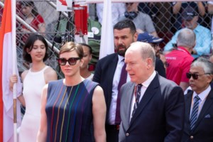 Η πιο καλοντυμένη η Καρολίνα του Μονακό: Το απίθανο φλοράλ ζακάρ φόρεμα στο χρώμα της παπαρούνας - εικόνα 14