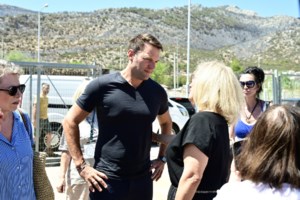 Επίθεση ΣΥΡΙΖΑ σε ΝΔ και Ρωμανό για το υιοθετημένο σκυλάκι: "Γελοία προσπάθεια αντιπερισπασμού - Είναι τόσο άσχετος"