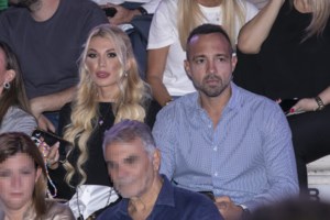 Κωνσταντίνα Σπυροπούλου: Ποζάρει με τις νονές του γιου της στην Αθηναϊκή Ριβιέρα - Οι παγιέτες και τα στρας - εικόνα 6