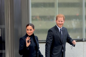 Μαριάννα Γουλανδρή: Λαμπερή και κομψή μπροστά από το χριστουγεννιάτικο δέντρο με τον σύζυγό της, Φίλιππο Λαιμό