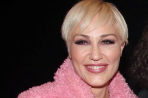 Πηνελόπη Αναστασοπούλου: Έξαλλη με δημοσιογράφους - Κατέβασε την κάμερα φωνάζοντας [Βίντεο]