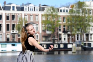 Συγκλονίζει η μπαλαρίνα με Αλτσχάιμερ: Ακούει τη "Λίμνη των Κύκνων" και θυμάται κινήσεις [βίντεο]