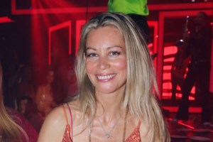 Καίτη Γαρμπή: Έκλεισε τα 61 με τούρτα υπερπαραγωγή - Η super woman και το απίθανο τσόκερ - εικόνα 6