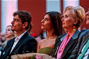 Δέσποινα Γιαννακοπούλου: Η κούκλα κόρη του Δημήτρη Γιαννακόπουλου σε δημόσια εμφάνιση με crochet jumpsuit και ασορτί μπολερό - εικόνα 7