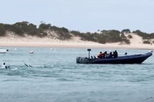 Γαύδος: Διάσωση 27 μεταναστών από ακυβέρνητο σκάφος - Εξέπεμψαν σήμα για βοήθεια