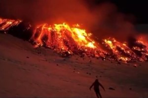 Αίτνα: Εικόνες και βίντεο από τις νέες εκρήξεις του ηφαιστείου της Σικελίας -  Πανικοβλήθηκαν οι τουρίστες - εικόνα 8