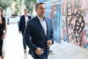 Μικροεπεισόδιο την ώρα που ο Τσίπρας έφτανε στην Τεχνόπολη για τη βράβευσή του - Πανό κατά των Πρεσπών [βίντεο]