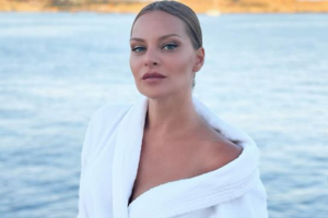 Υβόννη Μπόσνιακ: Πώς φόρεσε το λευκό πουκάμισο σε βραδινή έξοδο στα σοκάκια της Μυκόνου - εικόνα 11