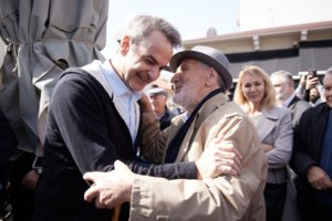 Κυριάκος Μητσοτάκης: Σε εστιατόριο στη Δραπετσώνα, μαζί με τη σύζυγό του, το βράδυ του Σαββάτου [Εικόνες] - εικόνα 3