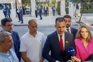 "Στοιβαγμένοι επί 35 ώρες σε ακραία ζέστη": Αστυνομικοί καταγγέλλουν απάνθρωπες συνθήκες στη μεταγωγή μεταναστών με το πλοίο "ΧΙΟΣ"