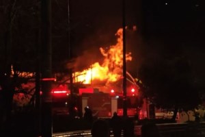 Φωτιά στο Πέραμα: "Να φύγουν οι δεξαμενές καυσίμων από τις γειτονιές", λέει ο δήμαρχος - Καταθέτει μήνυση