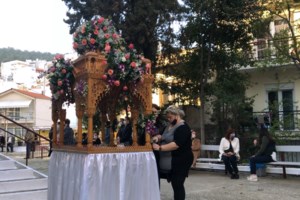 Επιτάφιος με μάσκες και αποστάσεις σε όλη τη χώρα: Έξω από τους ναούς οι περισσότεροι πιστοί - εικόνα 5